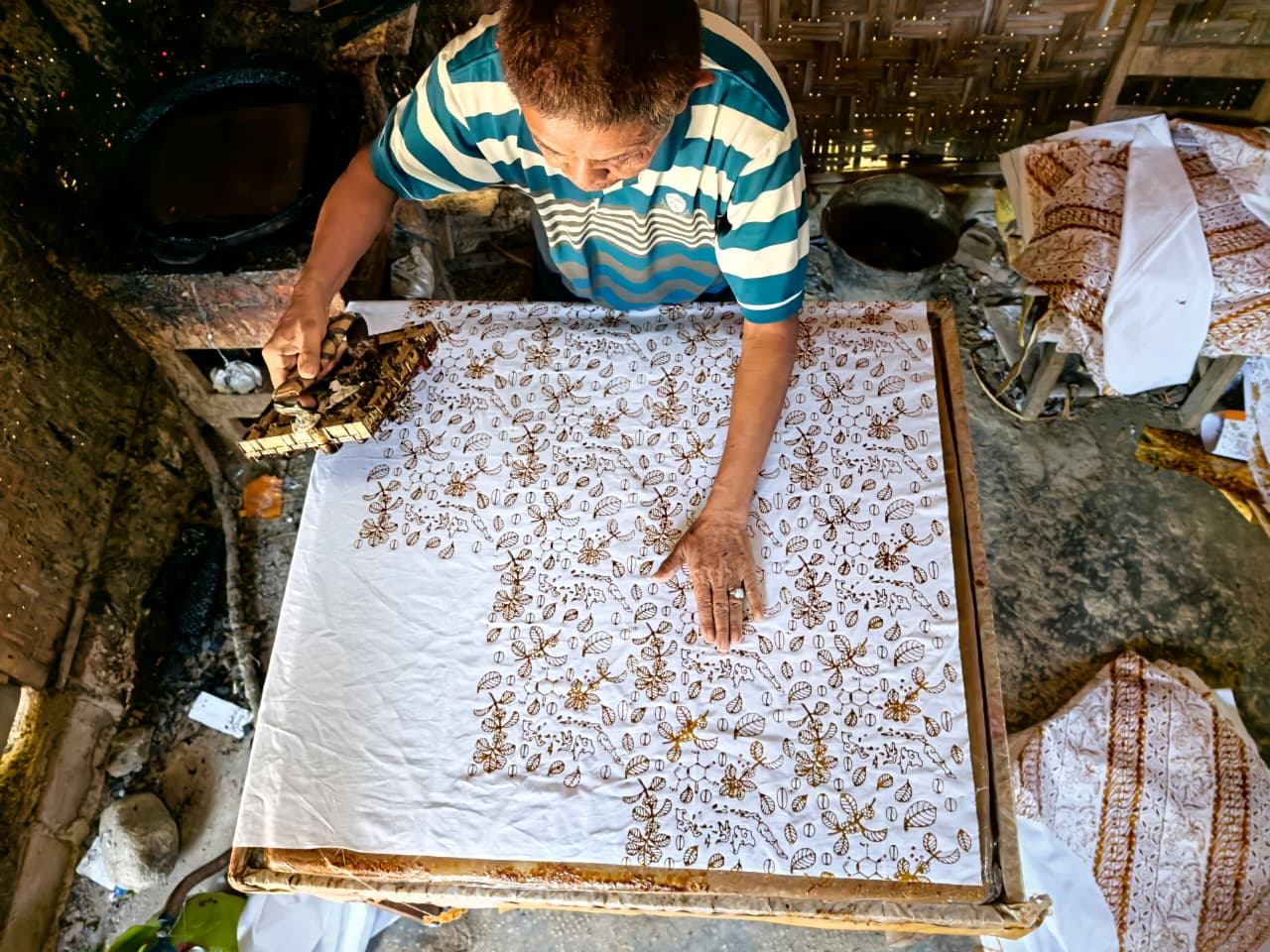 Artisan menggunakan copper stamp batik cap