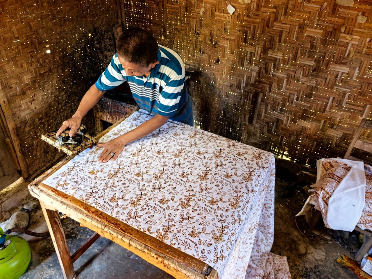 Batik cap motif tanaman kopi dan biji kopi