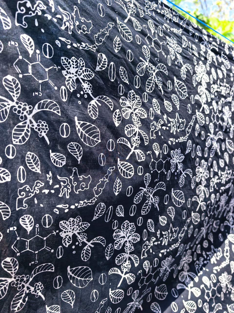 Kain batik kopi motif kafein dan peta Indonesia desain gelap