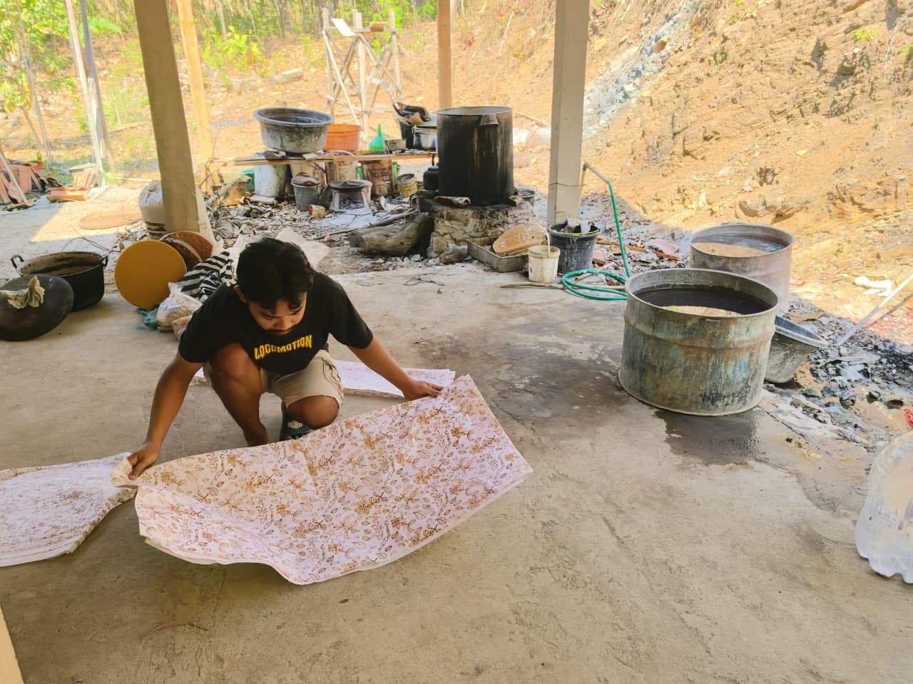 Motif batik kopi biji kafein dasar terang