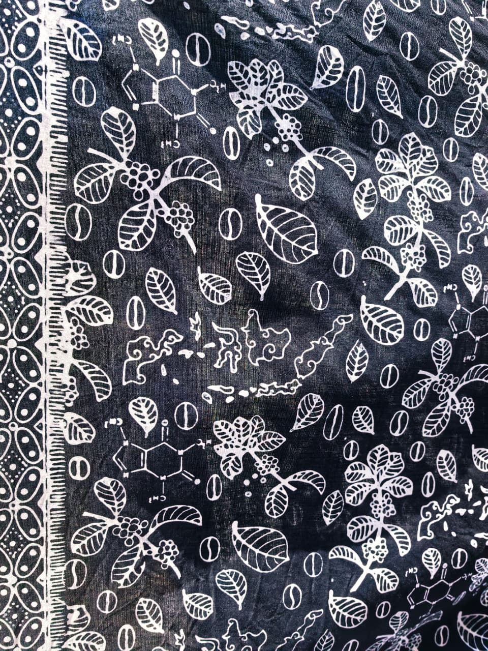 Batik Kopi motif kafein dan kopi dasar terang