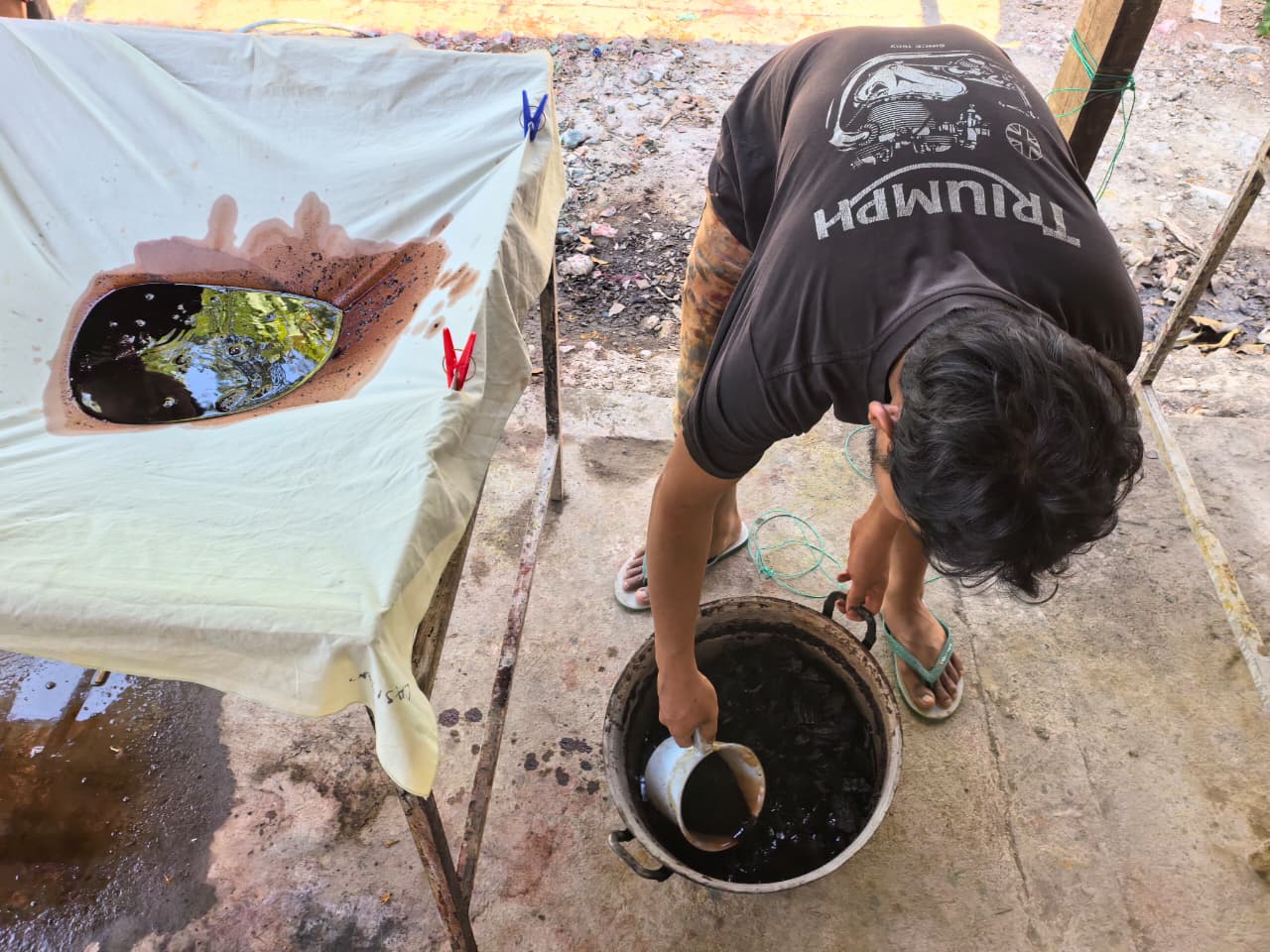 Artisan batik tulis menggunakan canting untuk motif tanaman kopi