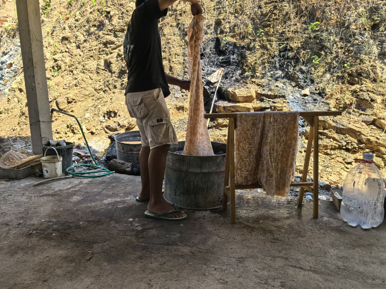 Proses bilasan kain batik di barrel