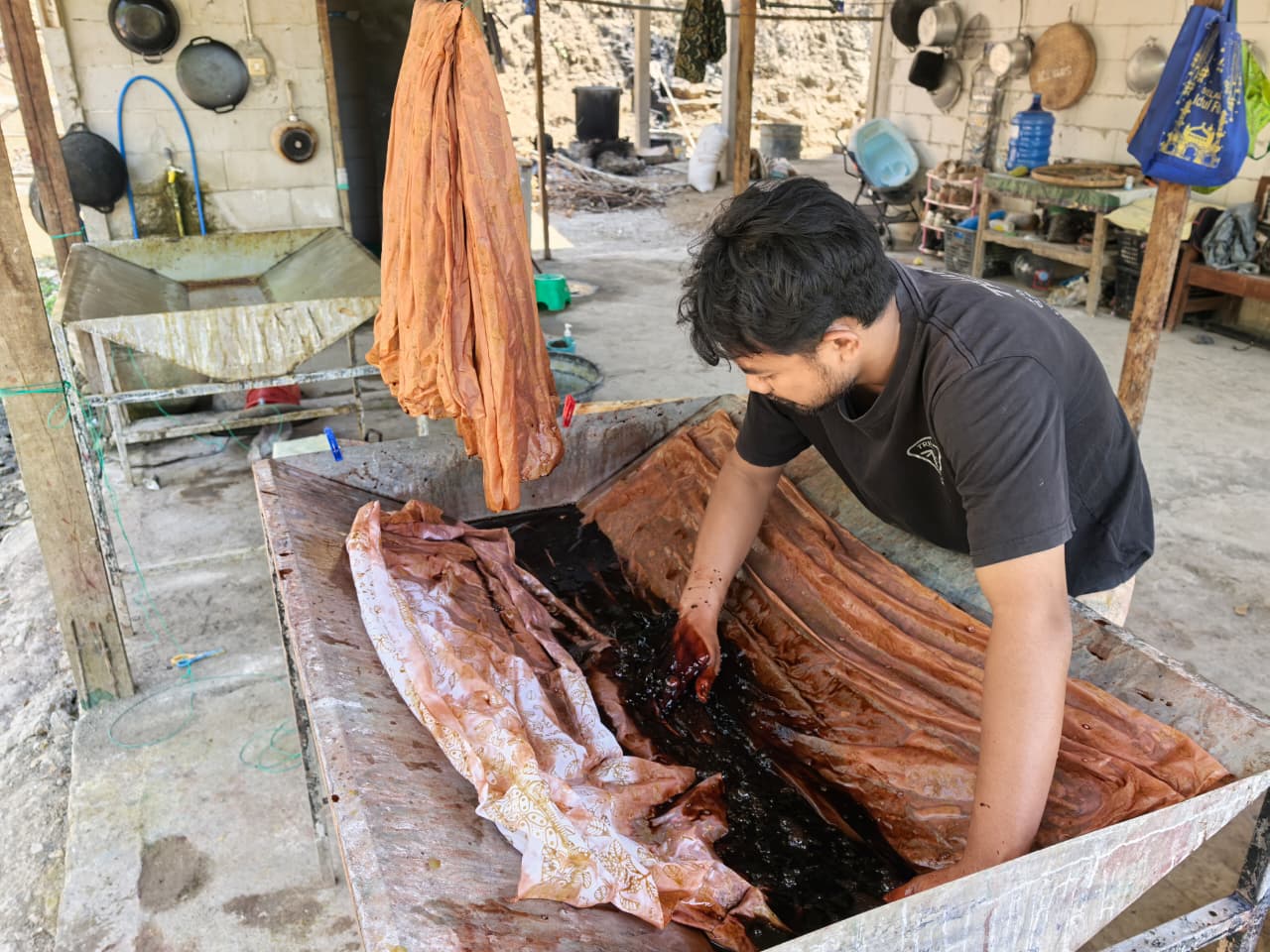 Proses pembilasan kain batik kopi