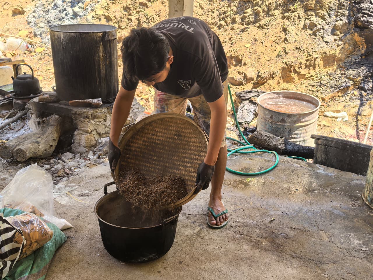 Proses pemindahan bahan olahan kulit kopi