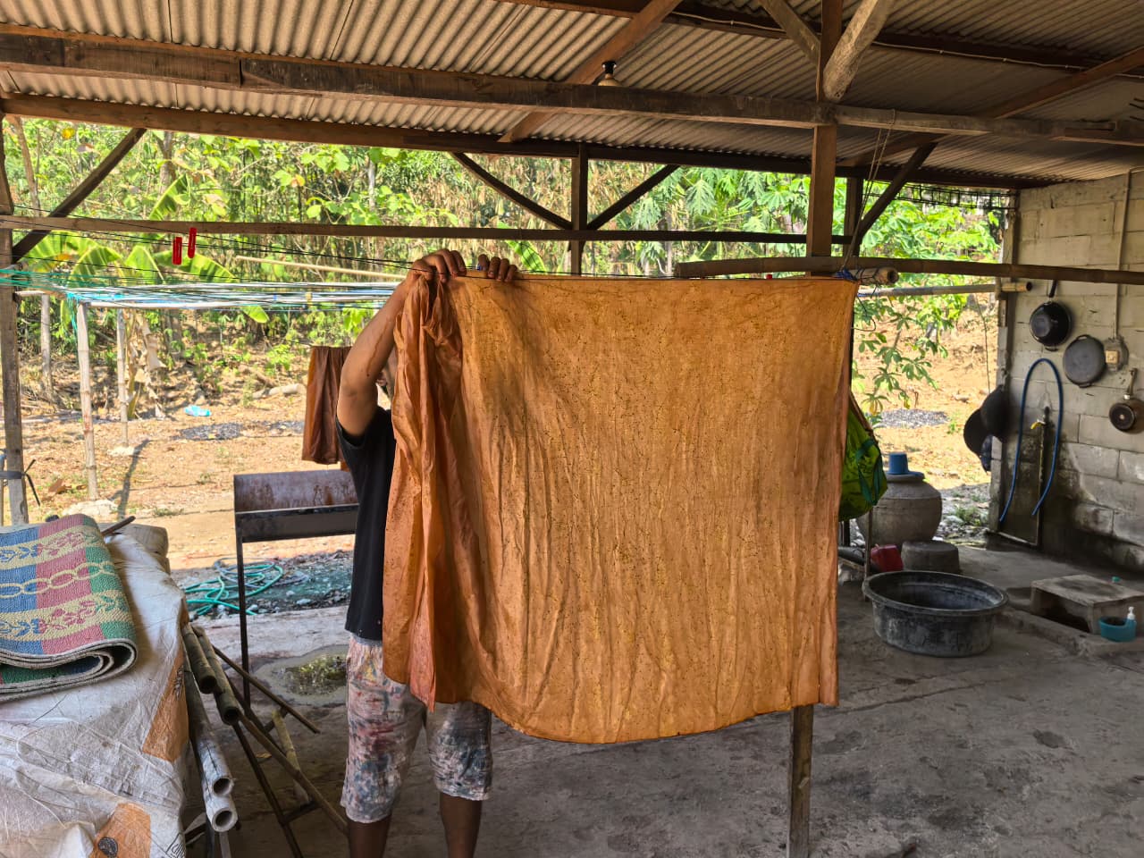 Proses pencelupan warna alami kopi pada kain batik