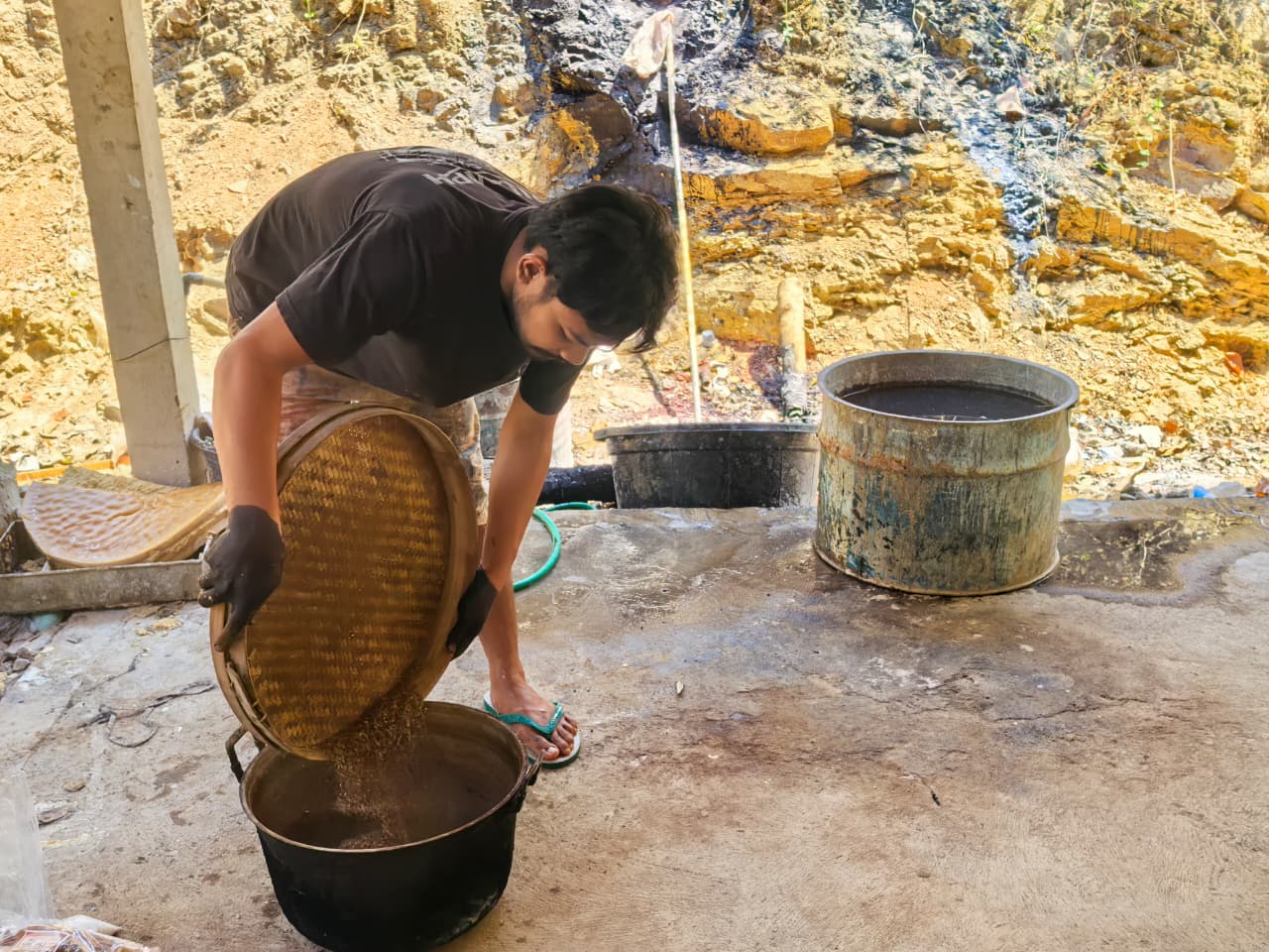 Proses penyaringan bahan baku kulit kopi
