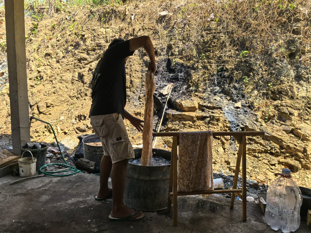 Proses perendaman kain batik