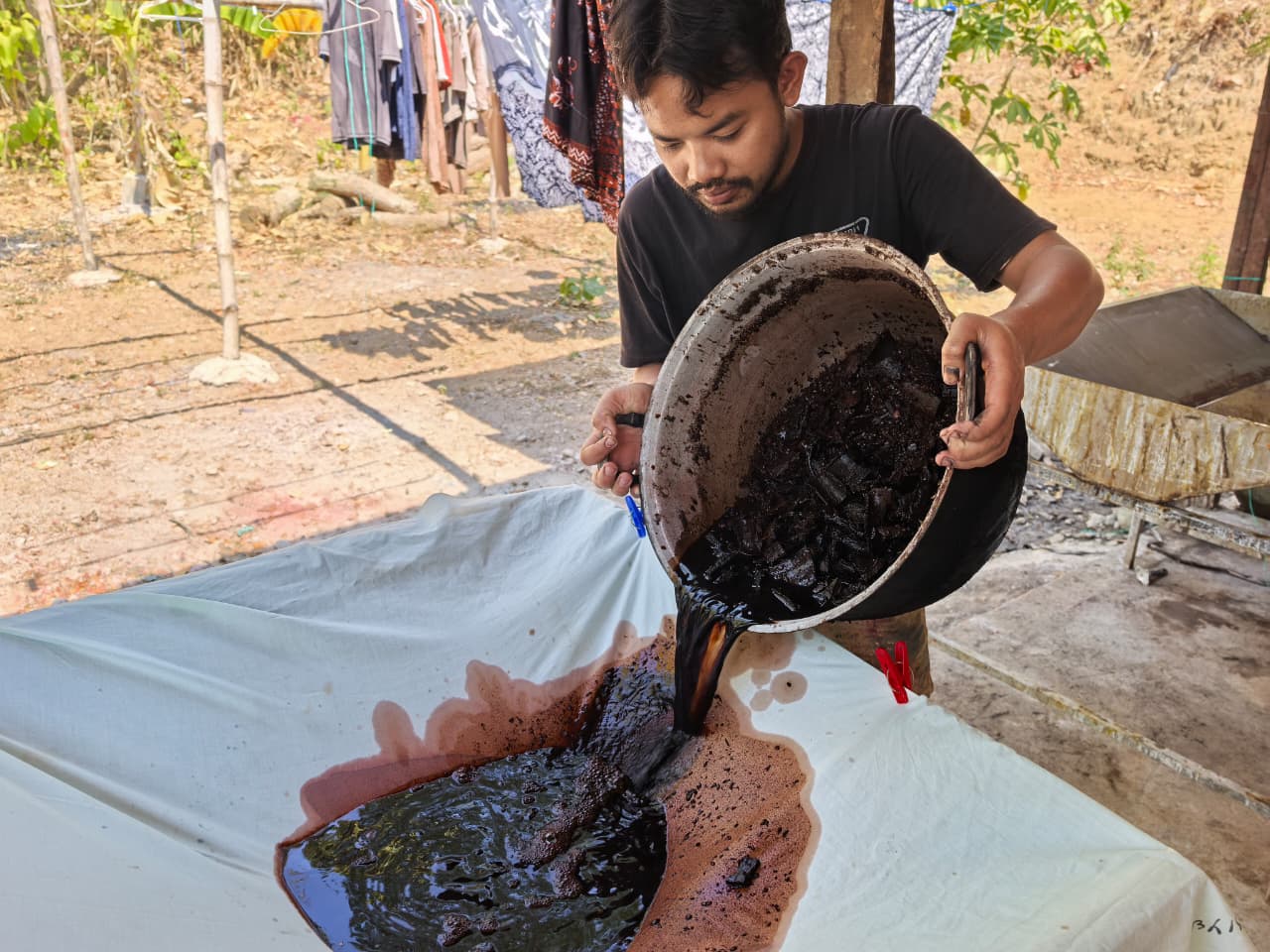 Proses pencelupan warna alami kopi pada kain batik