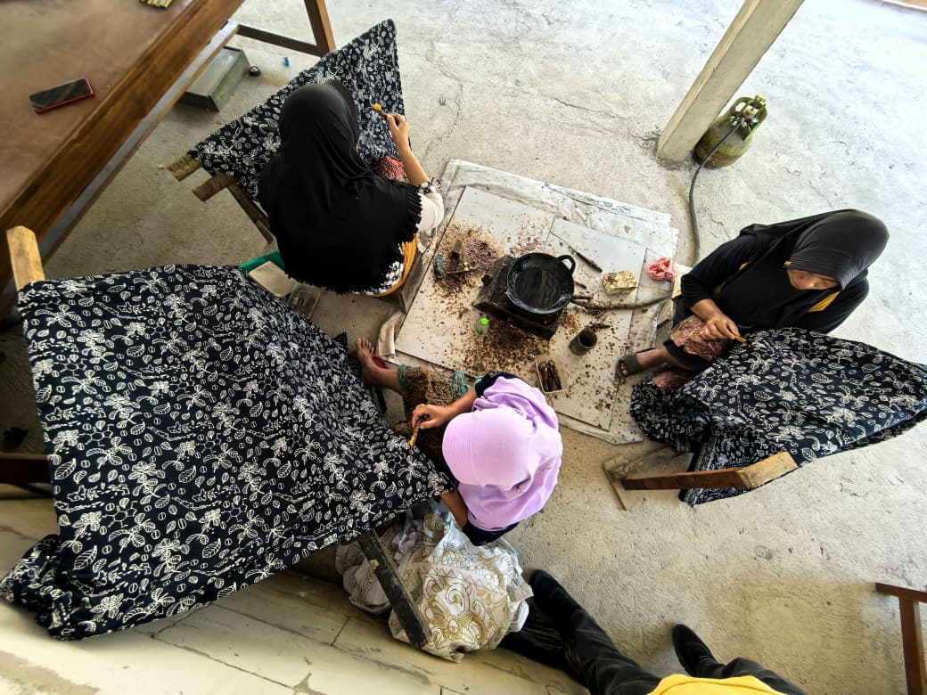 Tiga perempuan pembatik Batik Kopi dengan hijab di workshop