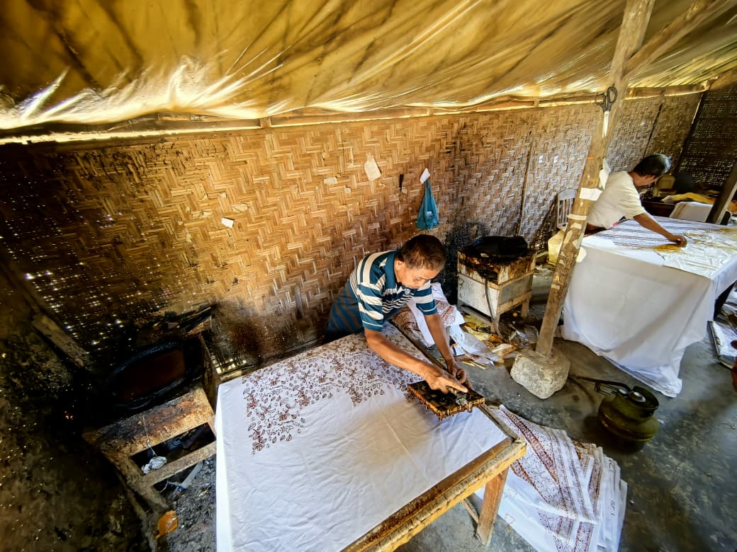 Workshop batik cap dengan artisan dan wanita