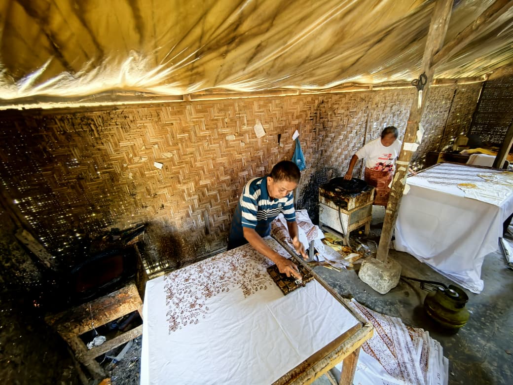 Workshop batik cap dengan dua artisan