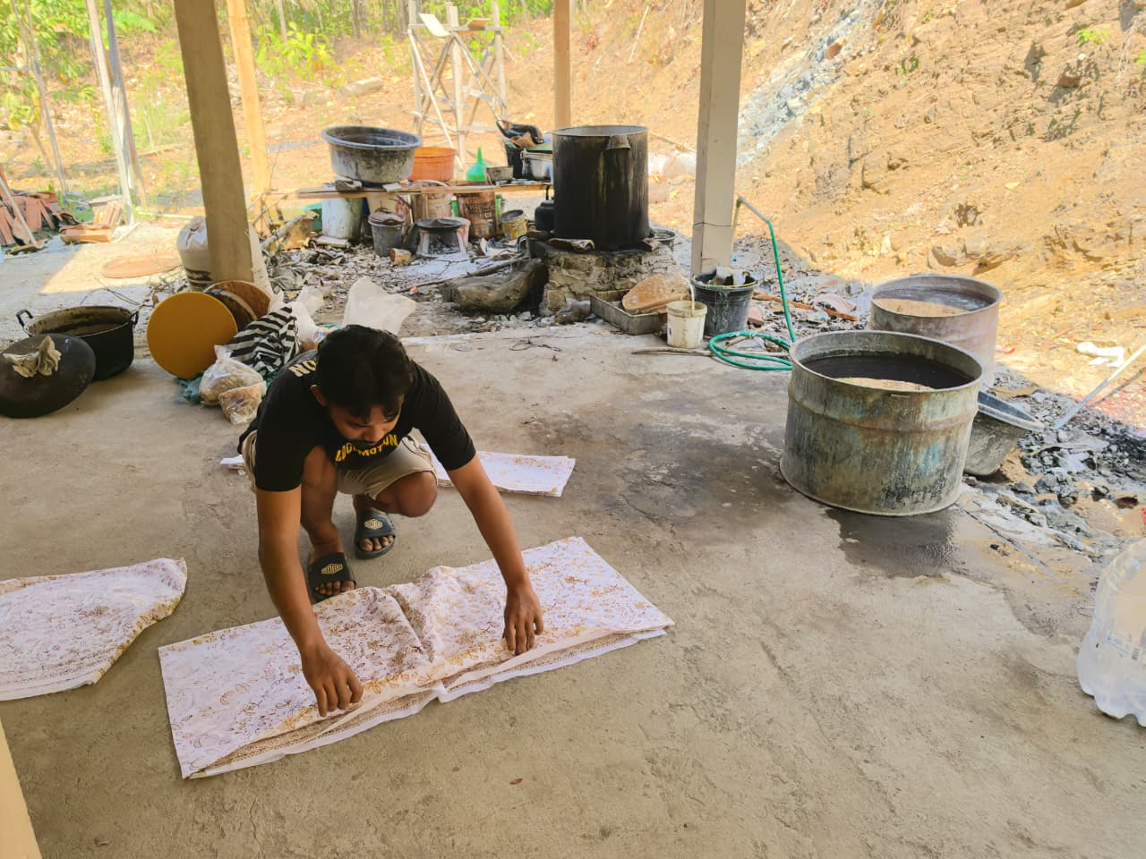 Area workshop produksi batik kopi dengan vat pewarna