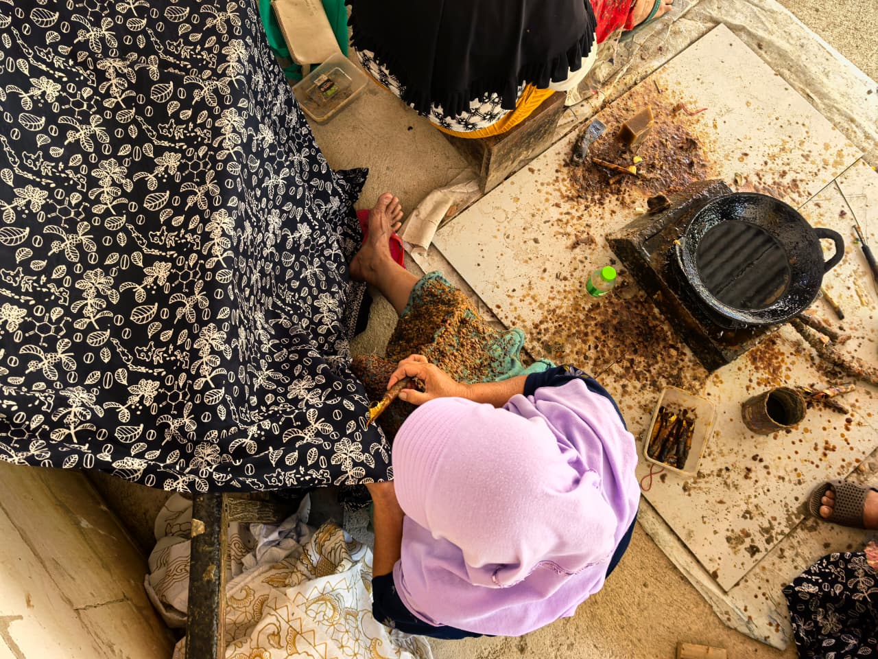 Proses batik tulis dengan canting motif kafein dan kopi